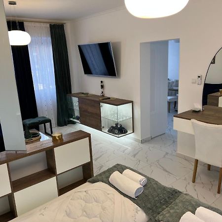 La Luna Premium Deluxe Apartment With Free Jacuzzi, Bikes & Covered Parking Nasice Екстериор снимка