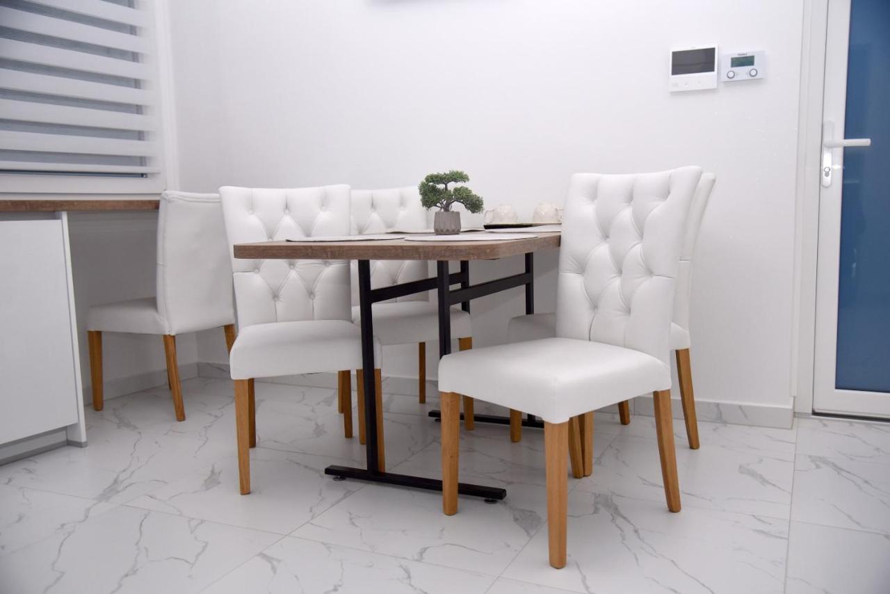 La Luna Premium Deluxe Apartment With Free Jacuzzi, Bikes & Covered Parking Nasice Екстериор снимка