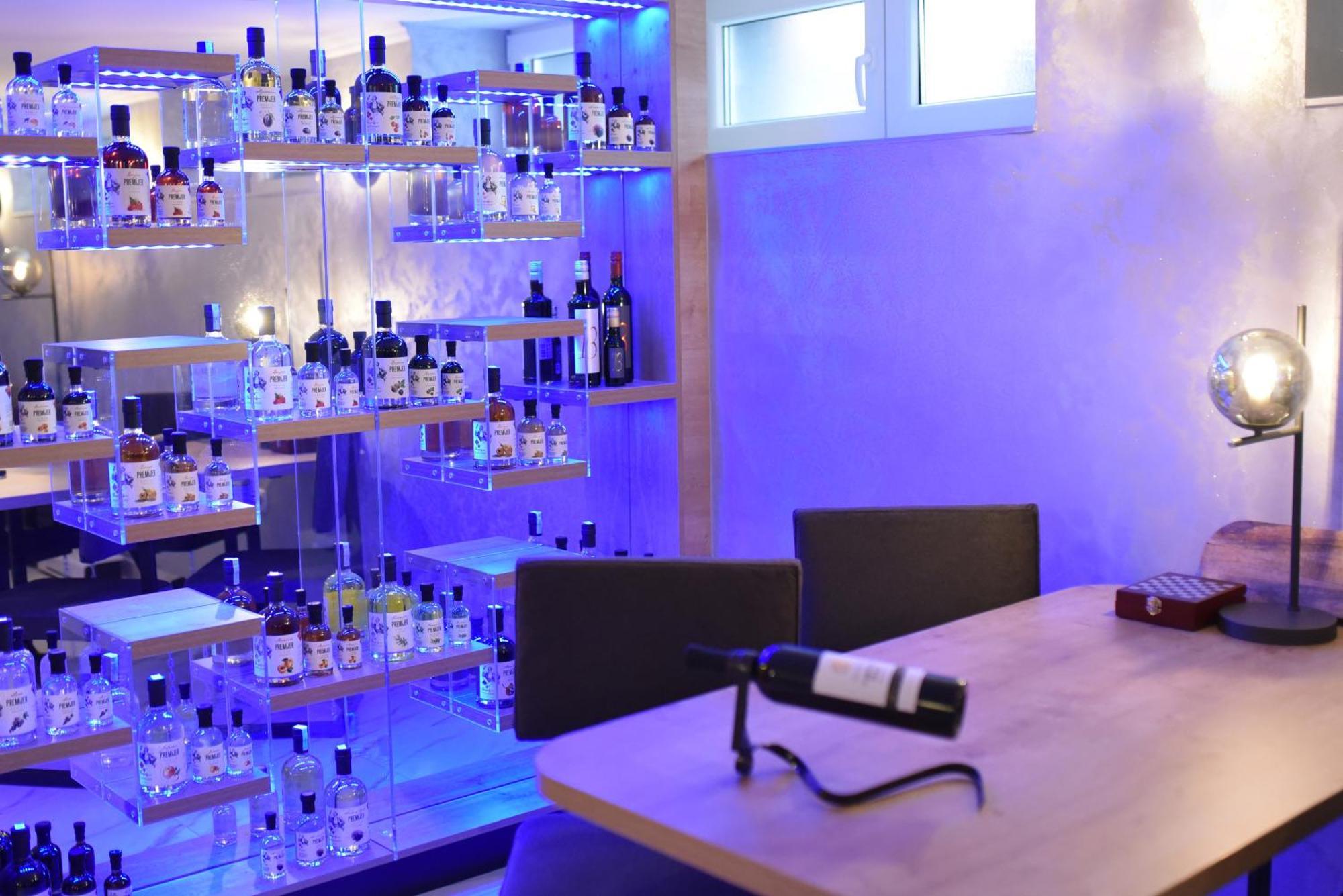 La Luna Premium Deluxe Apartment With Free Jacuzzi, Bikes & Covered Parking Nasice Екстериор снимка