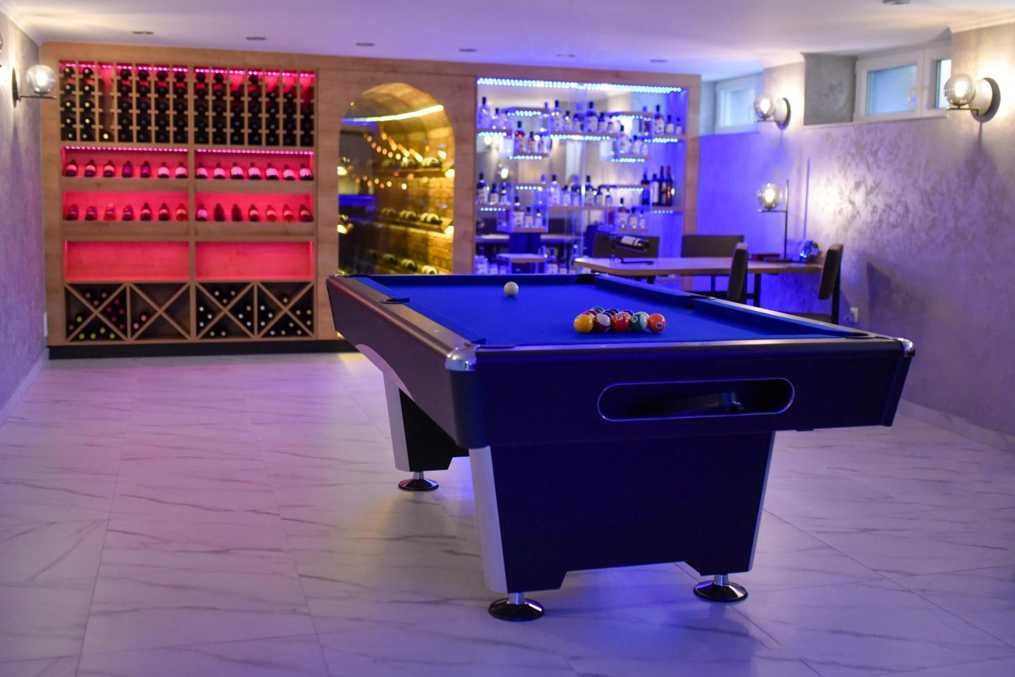 La Luna Premium Deluxe Apartment With Free Jacuzzi, Bikes & Covered Parking Nasice Екстериор снимка